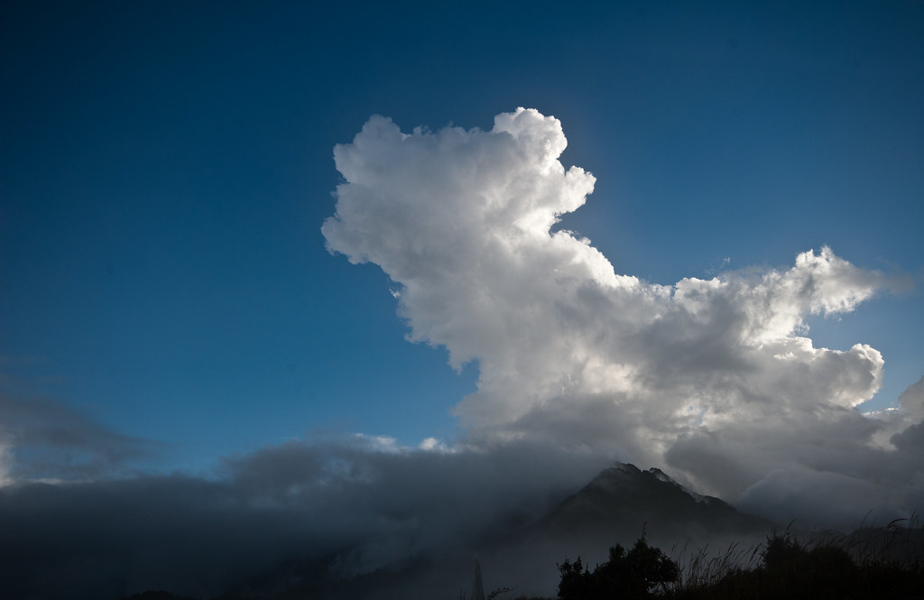 雲霧之間的山頭