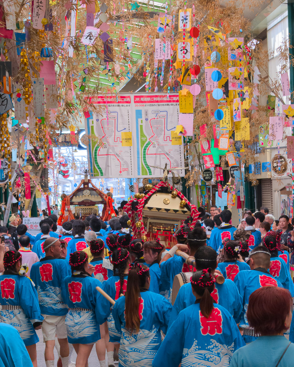 在商店街的祭典現場