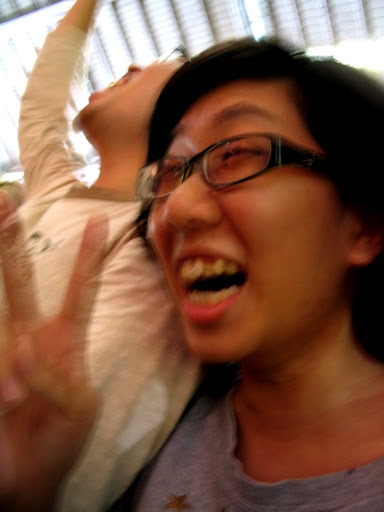 宅哥跟小朋友玩海盜船的表情