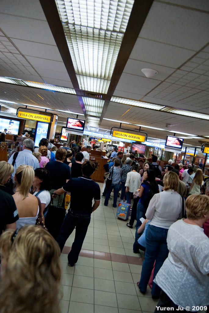 峇里島入境要排隊很久阿…不是人很多而是動作很慢