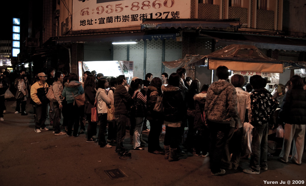宜蘭夜市攤排隊是常態